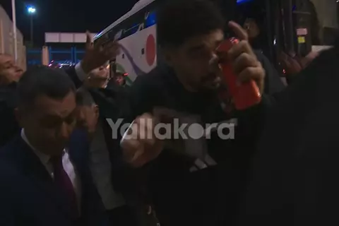 جماهير الترجي تهاجم لاعبي الأهلي بالزجاجات قبل موقعة ذهاب الأبطال (صور)